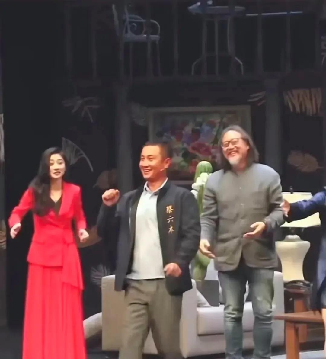 话剧全国巡演，没想到女儿突然现身支持，演出结束后还牵着爸爸的手一起谢幕。时间过得