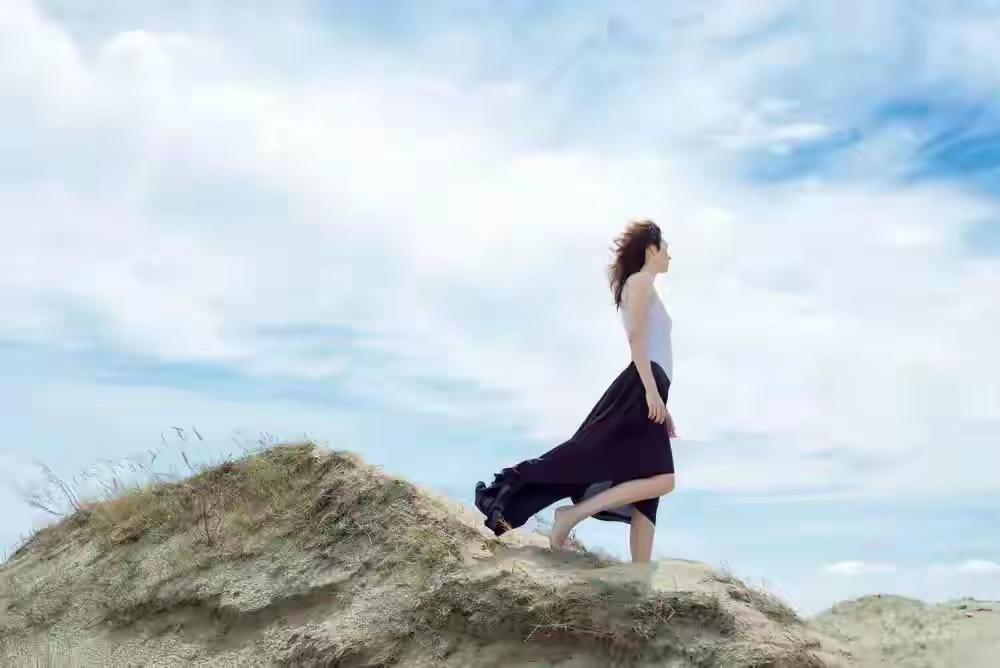 然而，正是在这看似平凡的日常中，我们才真正看清了人性的光辉与阴影。或许有人会觉得