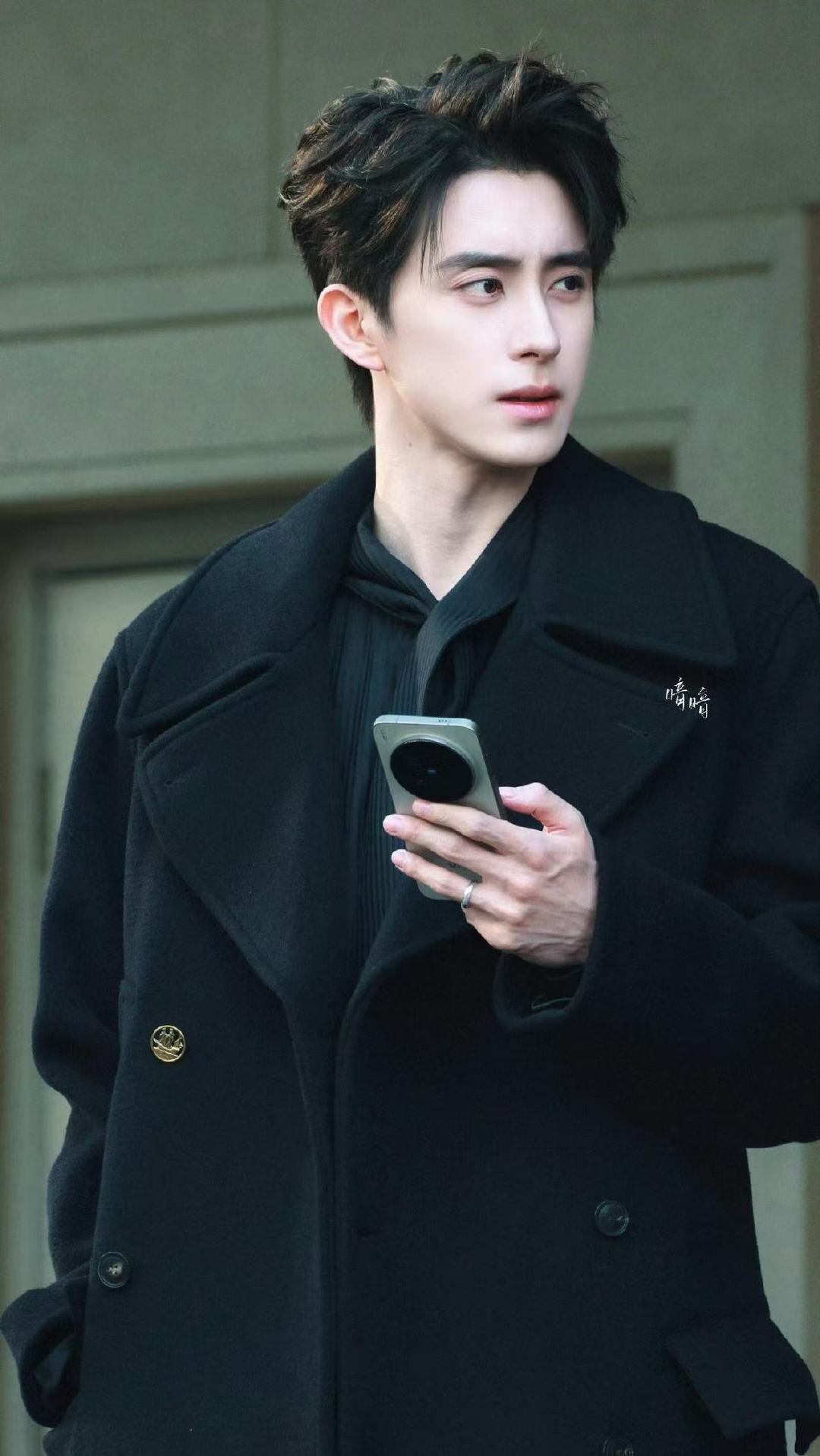 敖瑞鹏岑森黑色大衣look 岑森人夫感这一块拿捏了～黑色大衣搭配无名指的戒指太绝