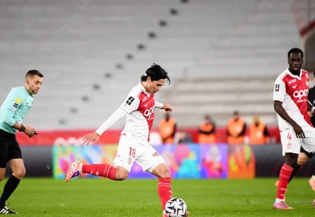 爆冷！1-0遭日本国脚绝杀，大巴黎11亿豪阵哑火 恩里克呆立，榜首优势仅剩2分北