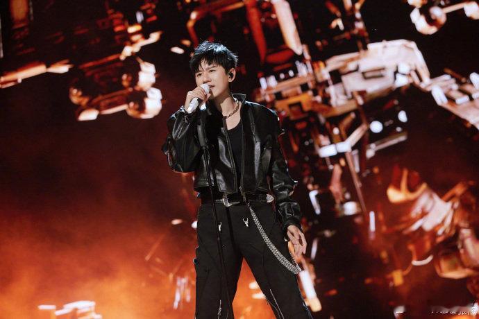 看见张杰这帅脸怎么能不尖叫 张杰未live巡回演唱会 张杰一现身，脸似自带尖叫“