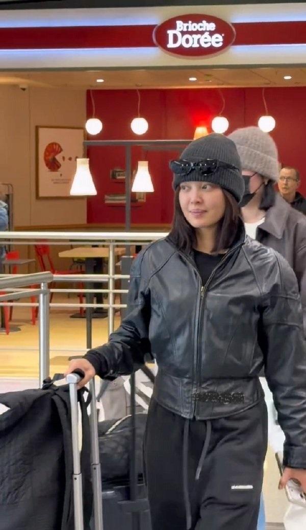 最近辛芷蕾亮相巴黎，她这回搭配了一身黑色的衣服，看起来格外的酷，也超有型。

辛