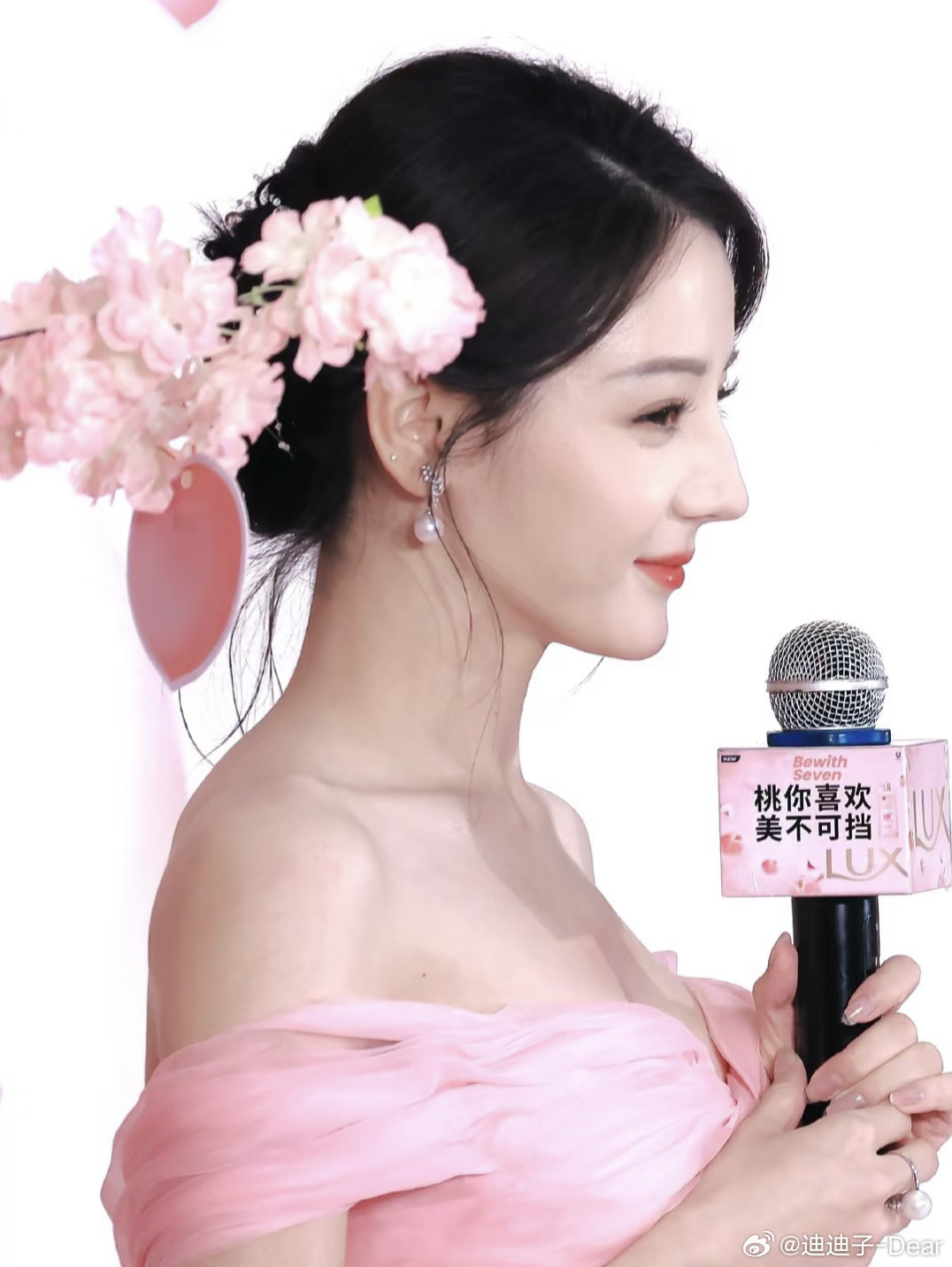 迪丽热巴[超话]迪丽热巴见面会主持人你的棱角和缺口也应该是被珍藏的理由​​​
