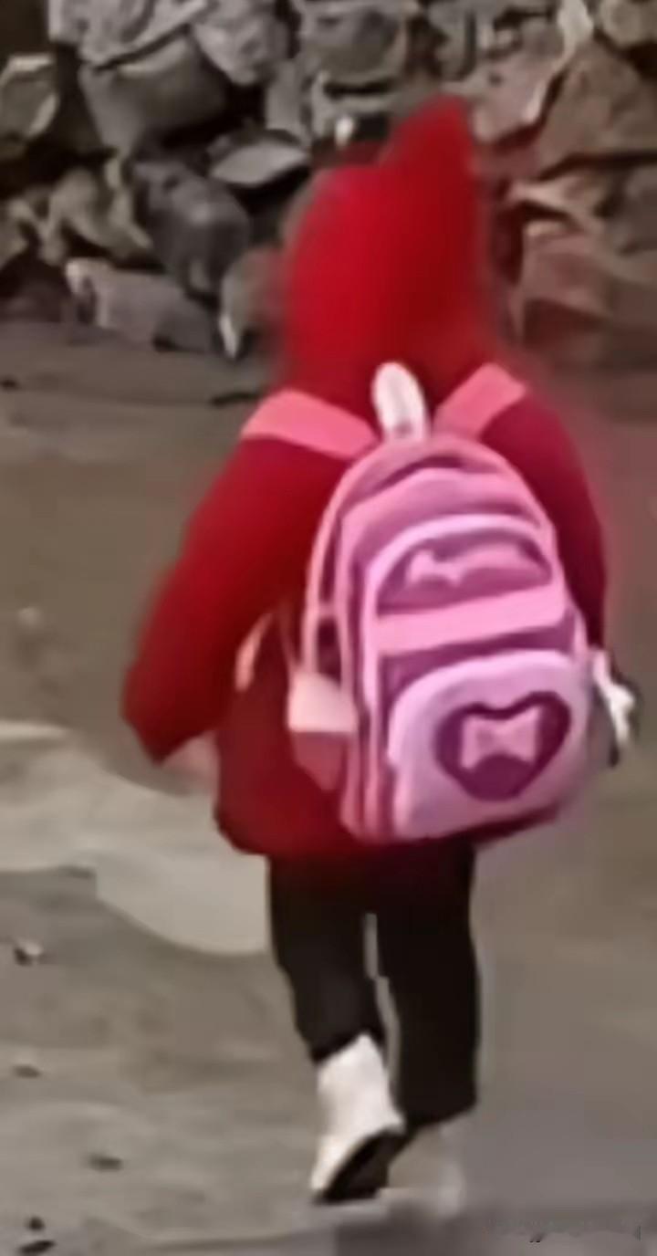 早上七点半，一个离婚爸爸开车上班，路过前妻住的街，远远瞅见自家闺女背着大书包，孤