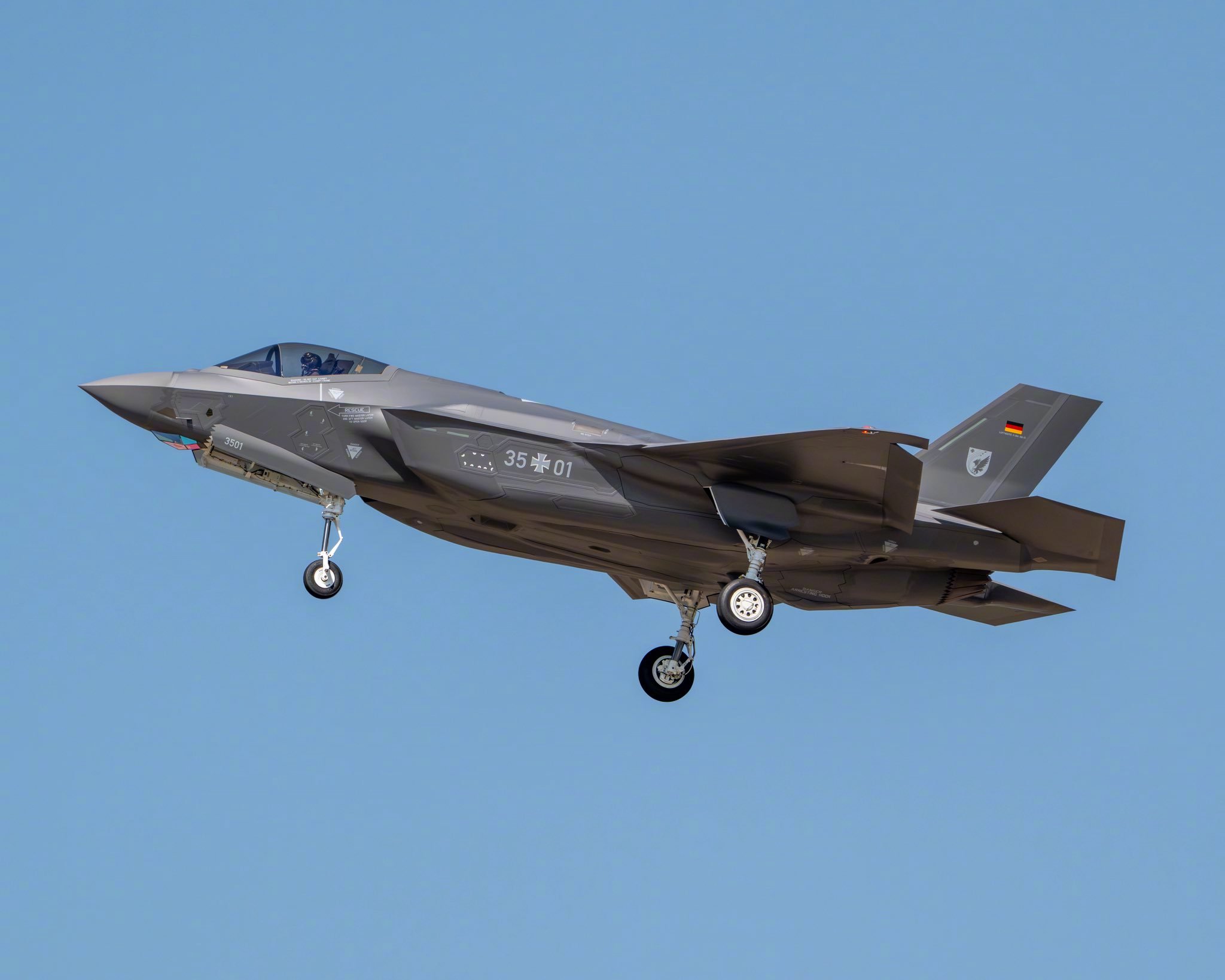 德国空军从美国订购的首架F-35A隐形战斗机，从德州沃斯堡洛马工厂首飞！2022