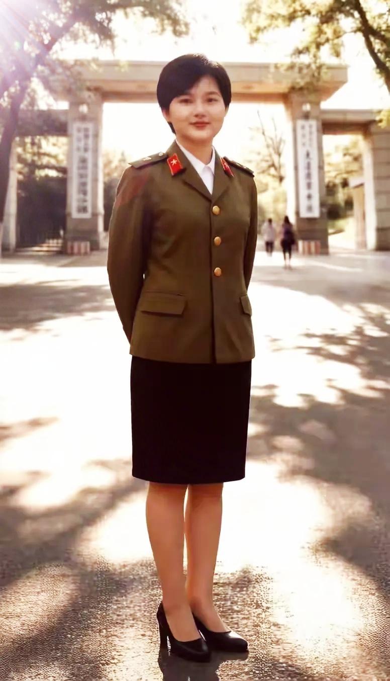 那年她参军到部队感到无上荣光，在军营门口照张相，也寄给亲朋好友一张…
入伍参军女