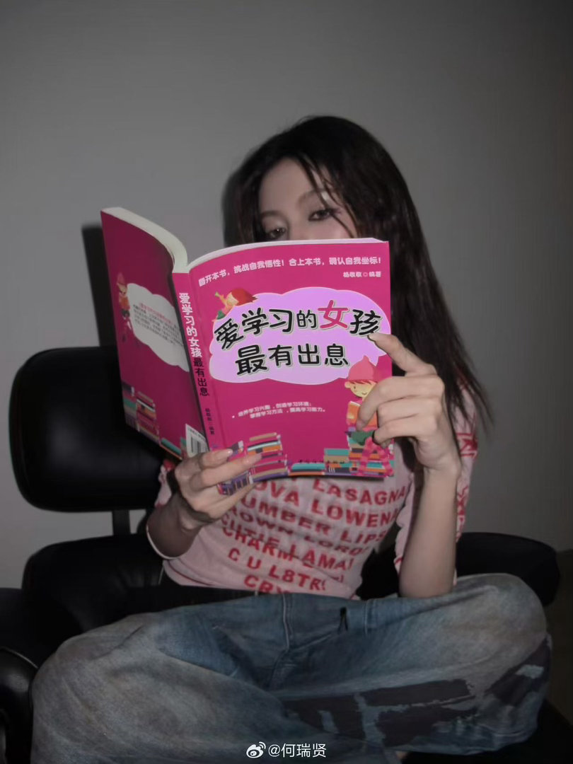 何瑞贤在野狗骨头是自己化妆 涂莉的复古妆居然出自何瑞贤自己的手，难怪那个调调这么