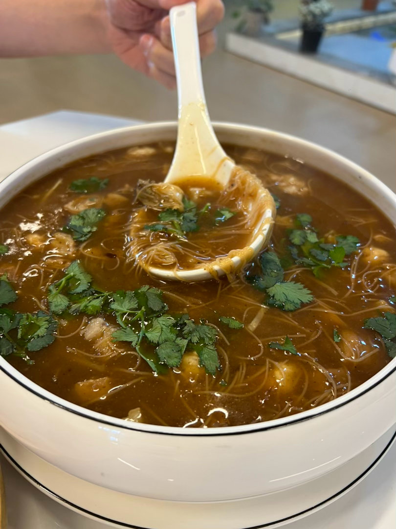 老谢来重庆，带我吃台湾菜当然，最重要的事还是采访张雪，参观张雪机车！ 