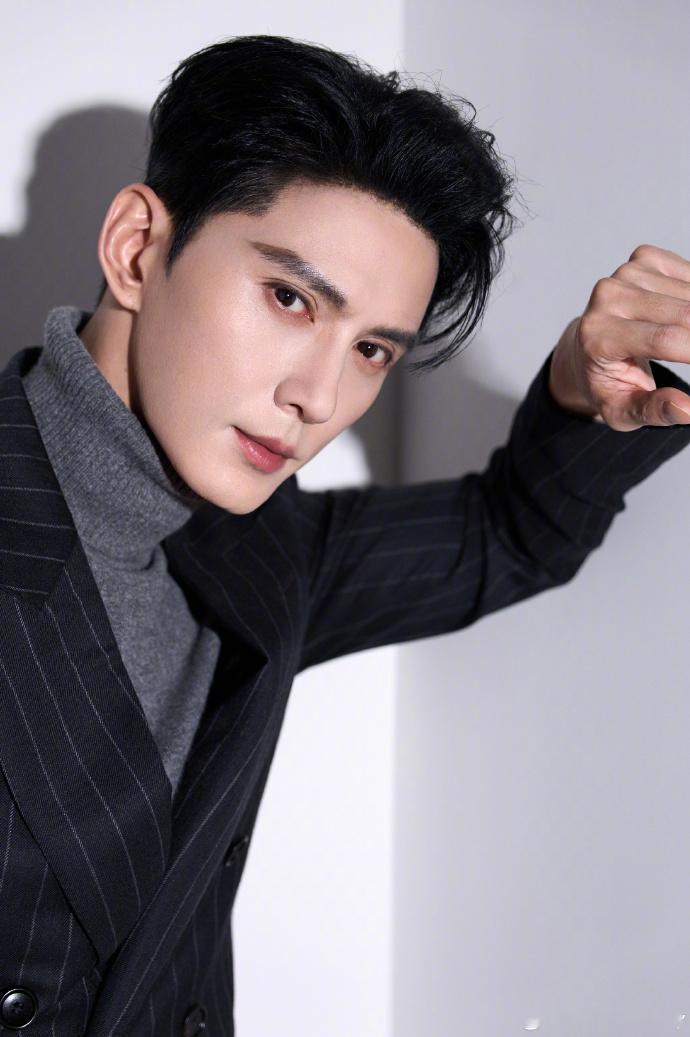 徐正溪年上苏感 救命啊，徐正溪的年上苏感要把我“淹没”了！他五官硬朗得没话说，棱