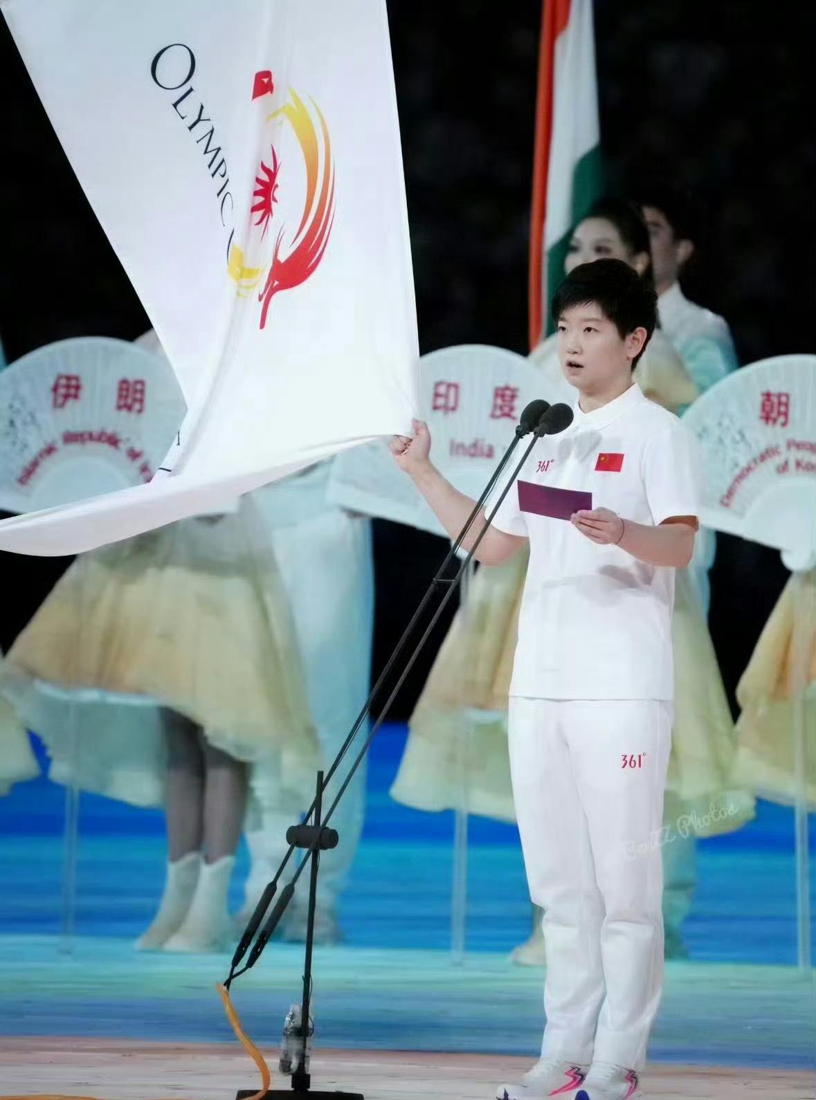  旧图重温｜亚运会宣誓台上，闪闪发光的孙颖莎！！！
 

重温杭州亚运会开幕式的