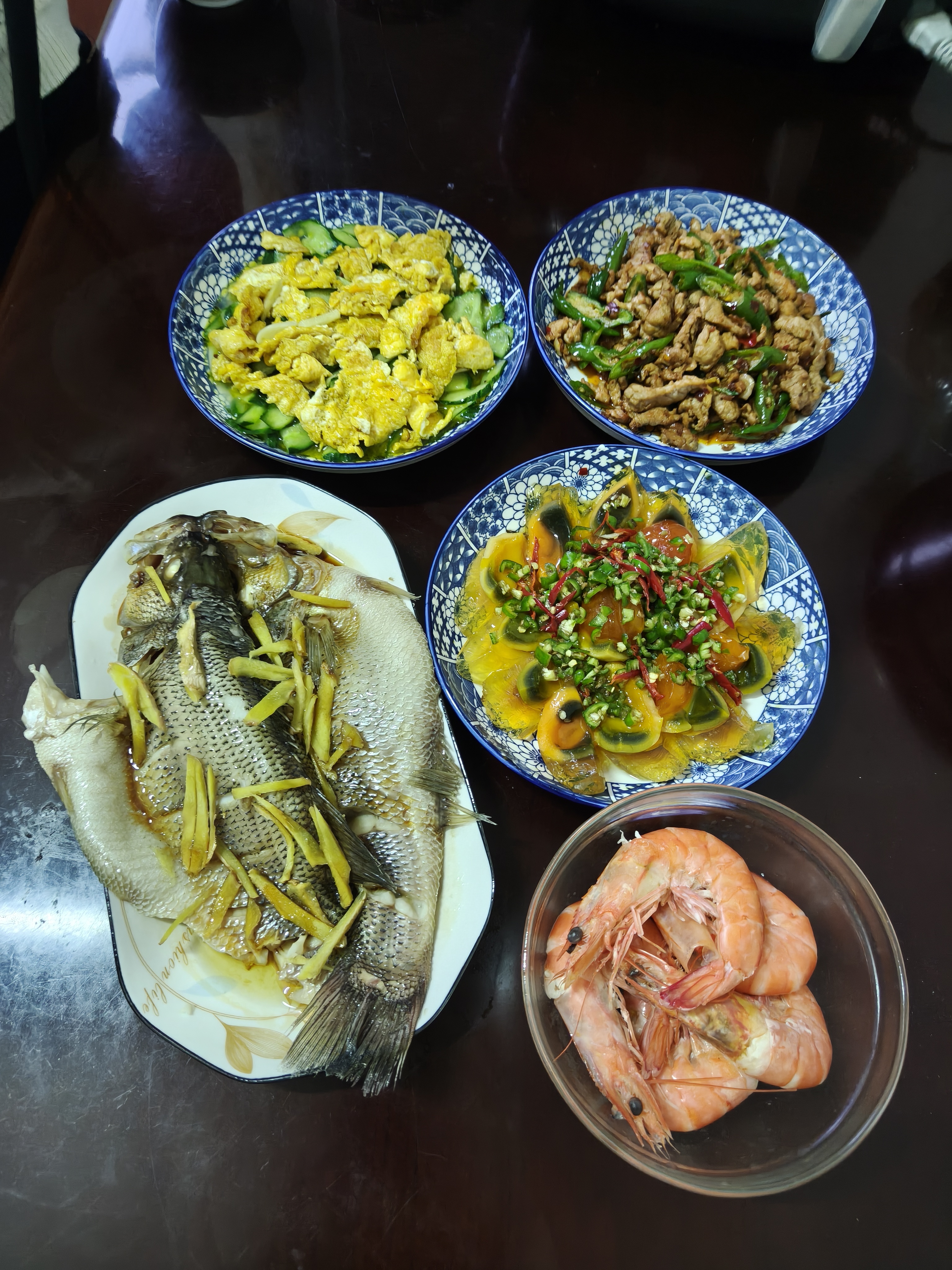 今天去妈妈这里，妈妈做的几个菜，还是蛮不错。和妈妈一起休息啦，难得可以休息这么早