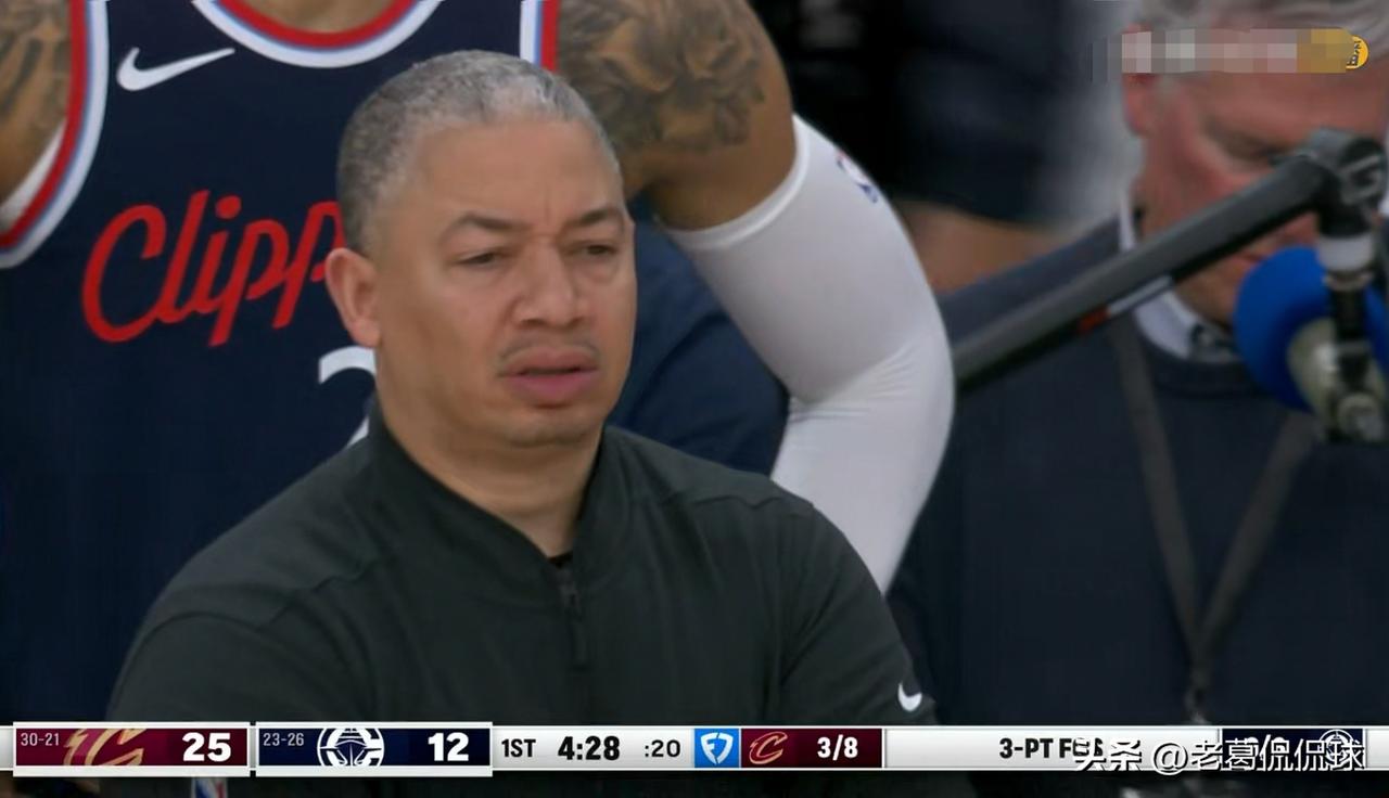 快船主帅泰伦-卢真是怒不可遏！在今天快船主场迎战骑士的比赛中，当时比赛进行到了第