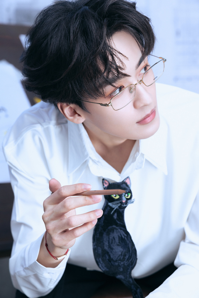 何洛洛25岁黑猫咪白衬衫生日照 今天是何洛洛二十五岁生日 今天是何洛洛二十五岁生