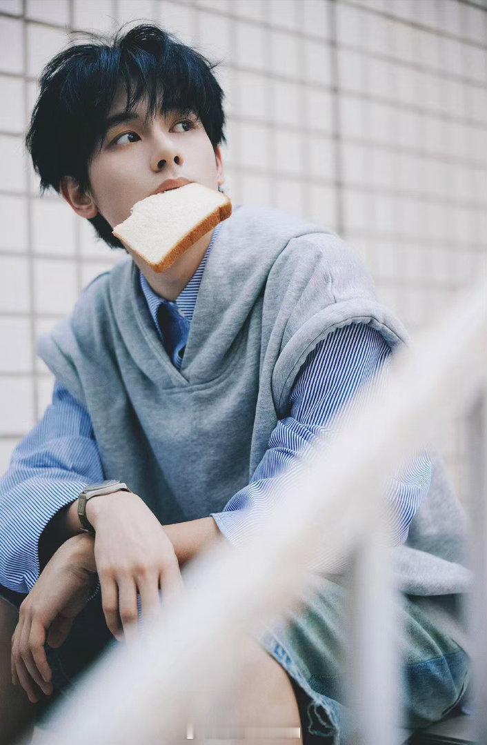 胡先煦上早八也是开朗小狗 胡先煦早八路透也太绝了吧！全程乐呵呵完全看不出是早课状