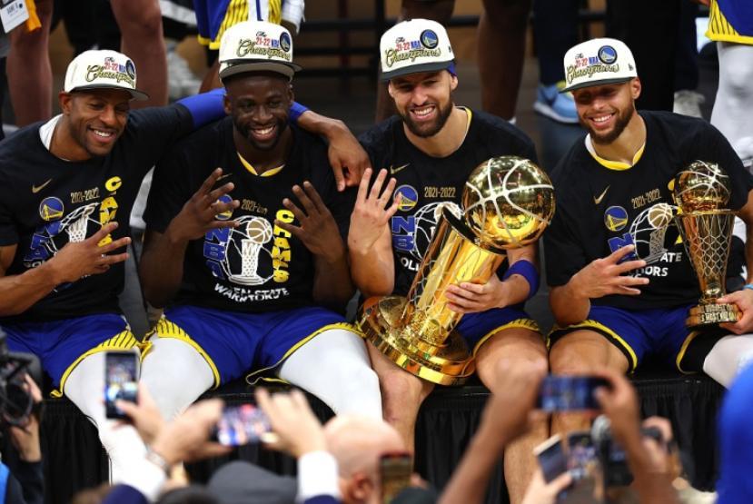 近日前NBA球星伊戈达拉接受了HoopsHype专访。记者：“我想除了勇士队以外