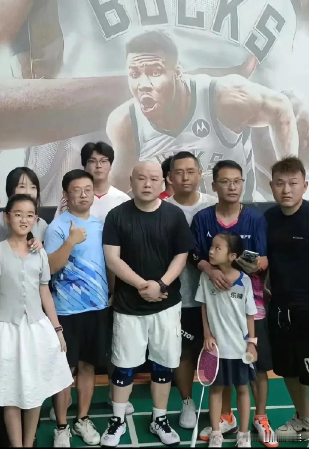 岳云鹏这头发是怎么回事，难道真的是富贵绝顶？
岳云鹏和朋友现身球馆打羽毛球，原来