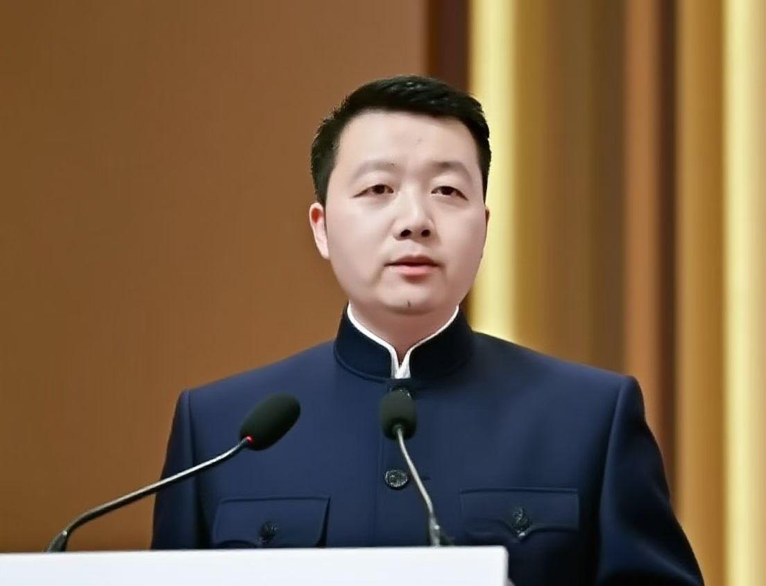 你发现了吗？掌声总在你最光芒时响起，而叹息却在你跌坐在地上时格外清晰！他们举杯庆