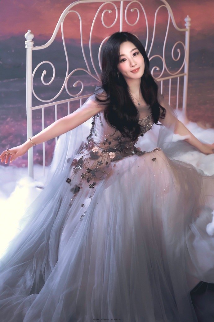 杨紫玉兰花开君再来 💜杨紫董竹君 我听过千万句关于美好的句子，全都不及你可爱的