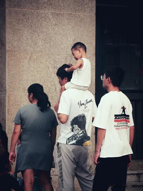 因为带孙要进城
来到这里好陌生
说话语言难沟通
生活习惯不适应
住房好似金丝笼