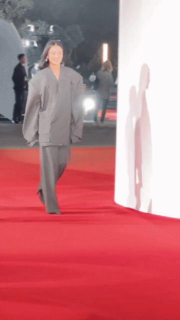 宋佳也有自信不起来的时候，这个造型也太坑了，连衣架子宋佳也驾驭不了。佳姐的每一张