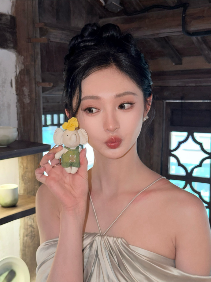 周洁琼东方美学这一块周洁琼身上的东方韵味 周洁琼真的太会拿捏东方美学氛围感了！这