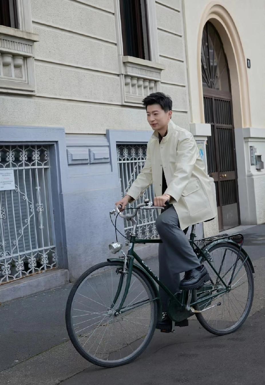 米兰街头的慢骑少年马龙，这状态谁看了不迷糊✨
 
龙队在米兰骑自行车也太悠哉了！