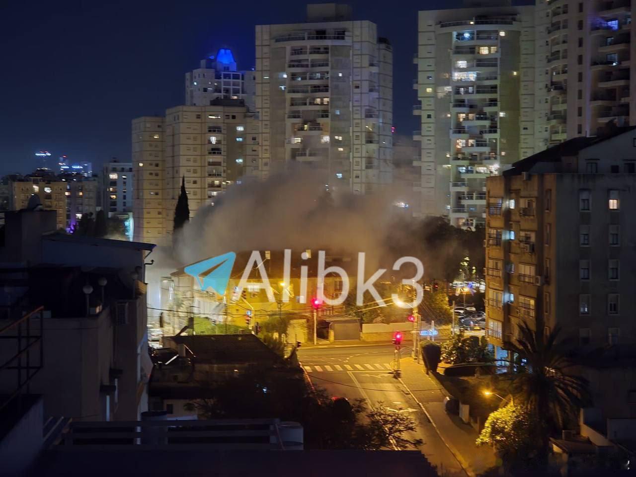 以色列特拉维夫城区，伊朗导弹携带集束弹头突防成功，城区多处爆炸，至少2人伤亡，城