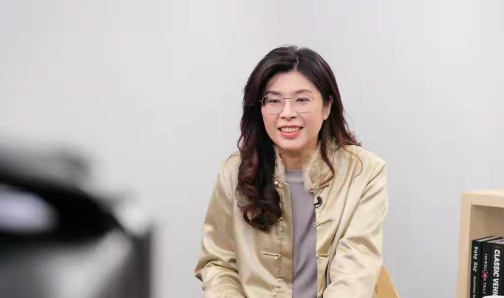 郑丽文访美很重要！为什么说很重要？有三个方面的原因。

第一，就是去美国汇报自己
