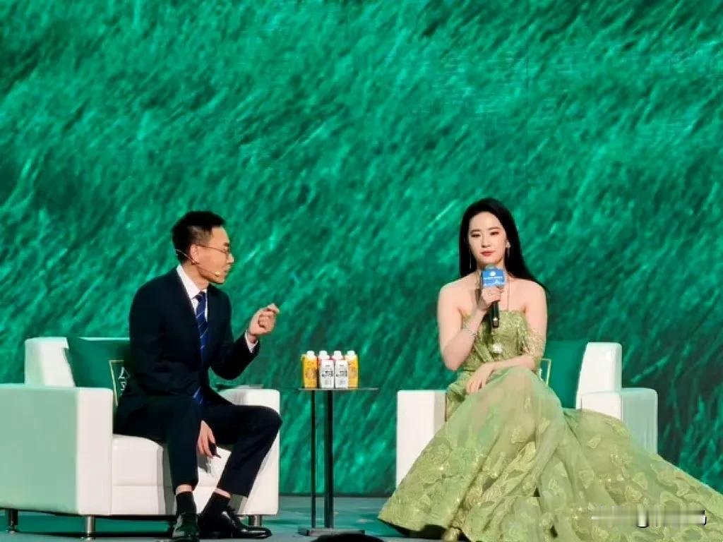 刘亦菲现在真的好大一只[捂脸][捂脸][捂脸]，感觉主持人在她旁边都显得小鸟依人