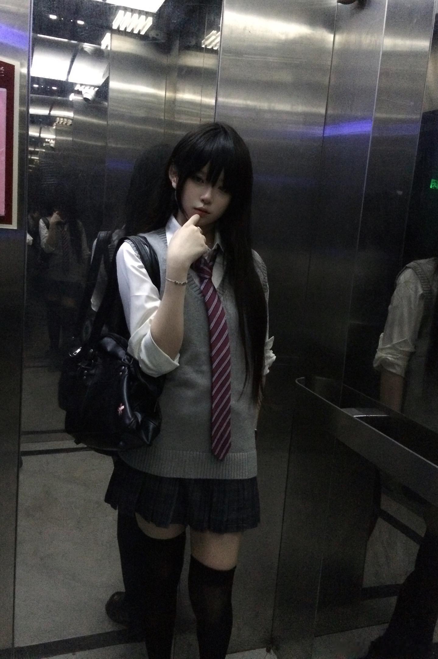 #jk[超话]# 最近的貌美叠穿马甲：灰野川马甲下裙：青雾#穿搭# #今天穿什么