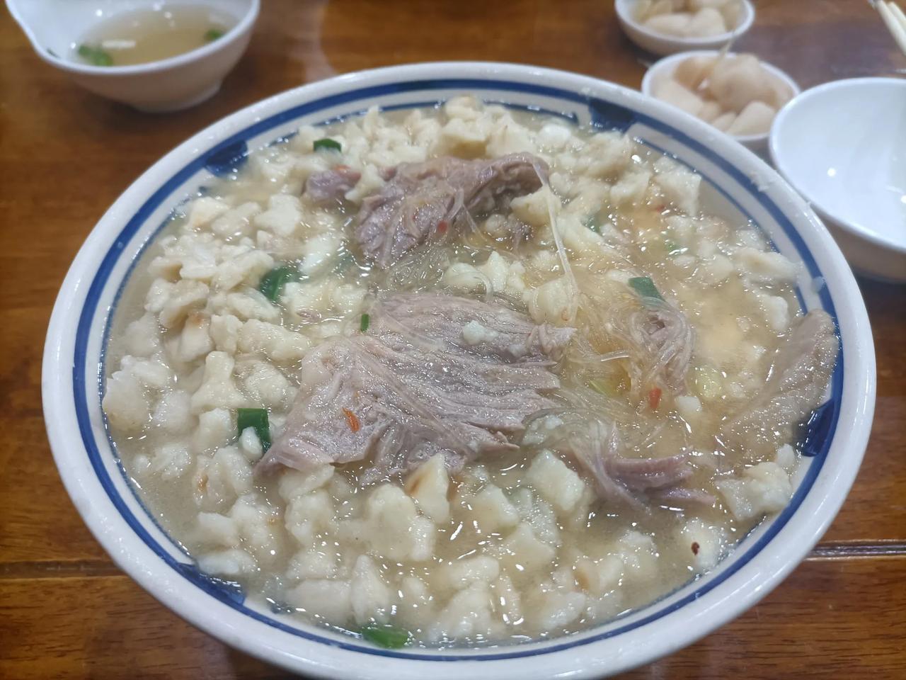 一般人吃碗羊肉泡馍，可能两个馍就够了，可是我不行，一般要吃三个馍才能饱，40多岁