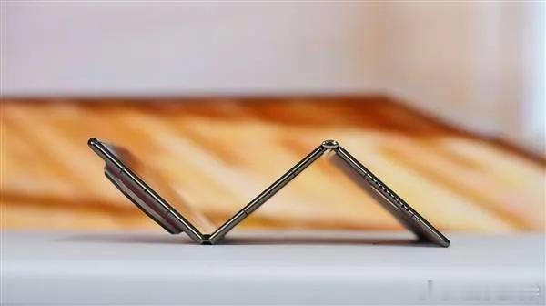 哪种折叠形态才是主流数码主理人 现在折叠屏形态非常多了，上下折，左右折，三折叠，