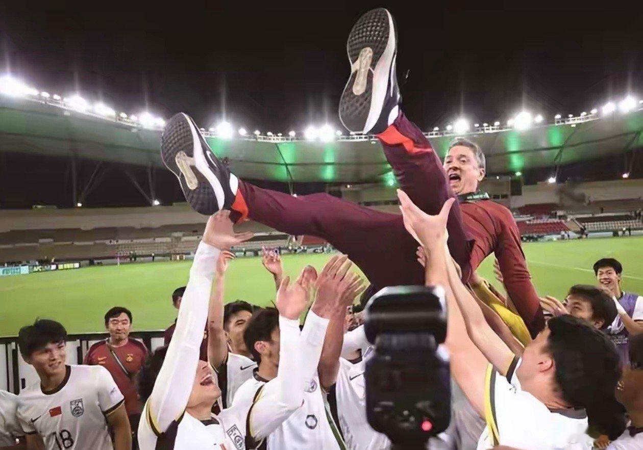 今晚对日本：大脚加身体、二点加定位。日本队更快、进攻更有效率，我们出脚要果断，让