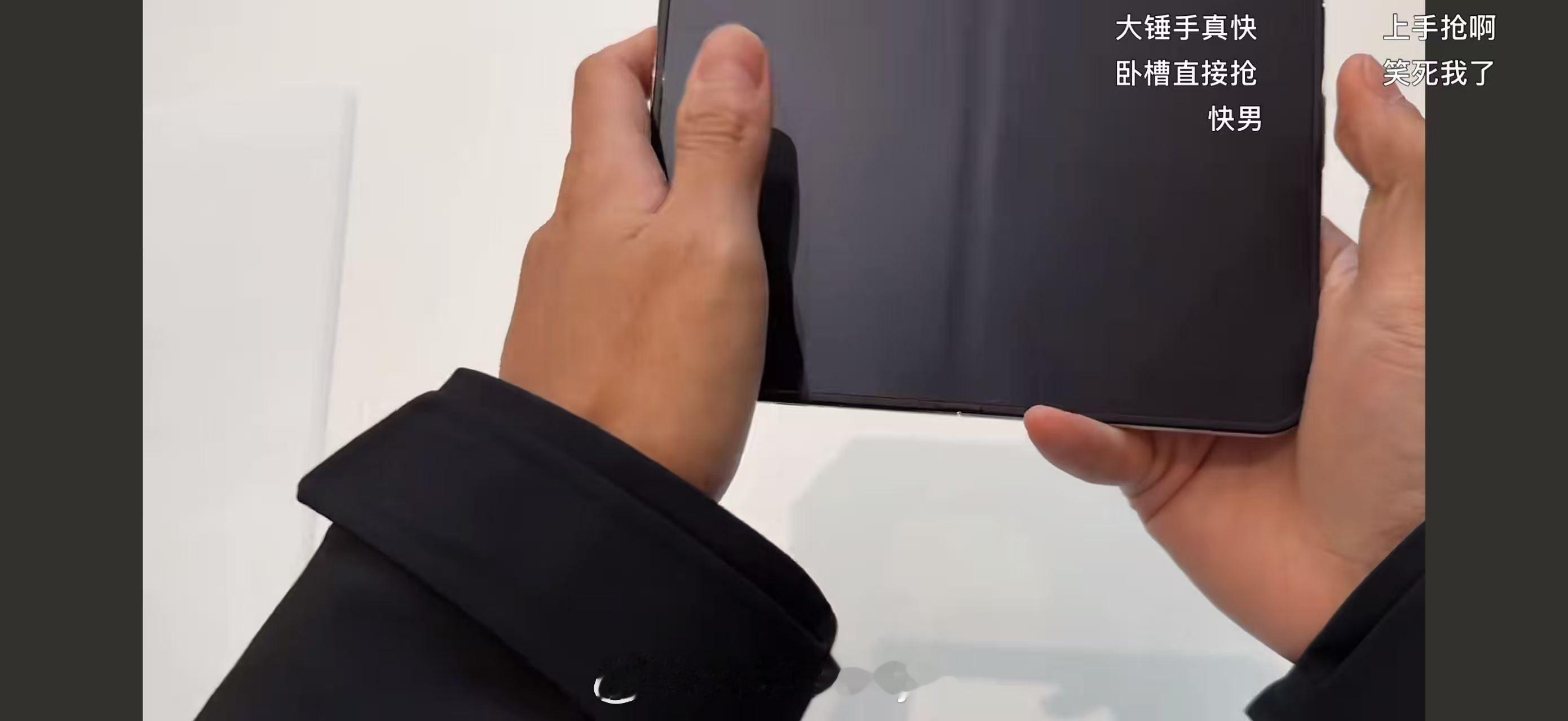 iPhone duo还是没能逃脱物理定律，依然有折痕，不过屏幕采用了磨砂技术，整