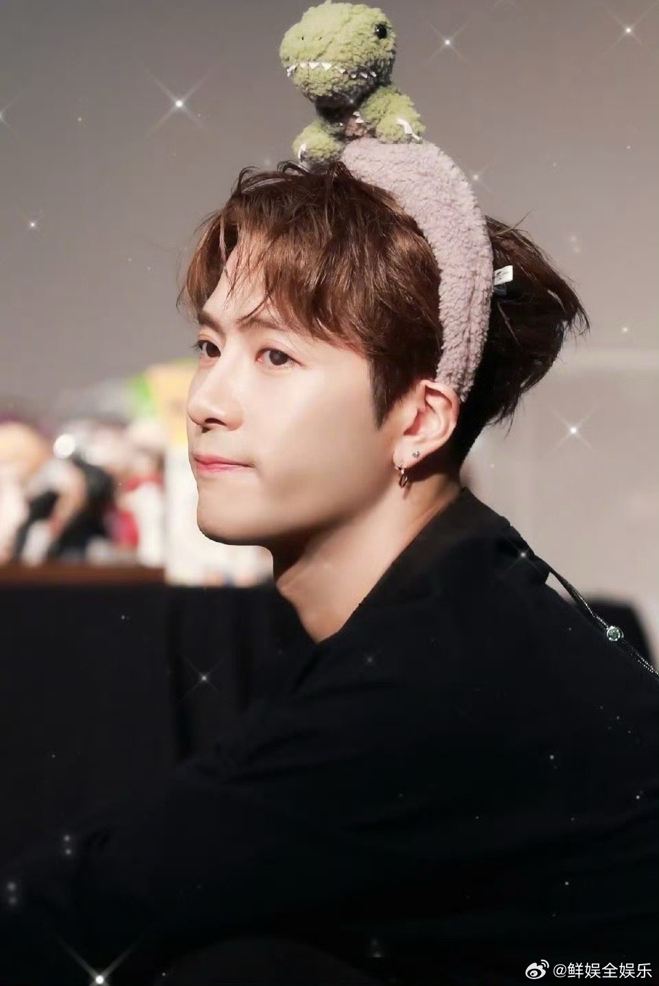 王嘉尔气到背后蛐蛐人你好星期六委屈巴巴又不敢大声，王嘉尔偷偷吐槽也太萌了。 