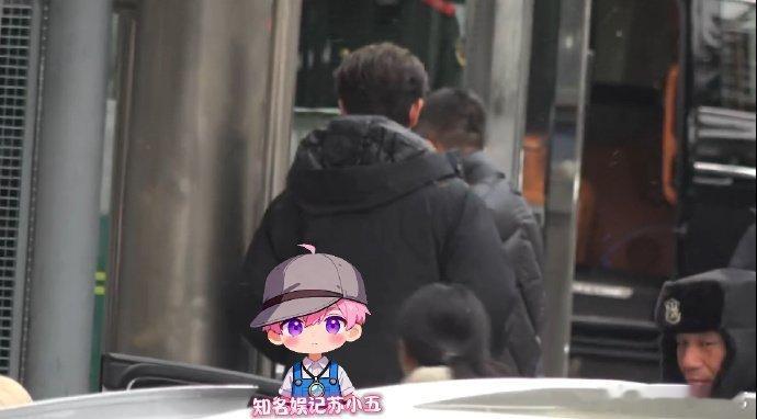 丁禹兮春晚联排上班下班又上班  在这一次的路透里面丁禹兮春晚联排上班下班又上班，