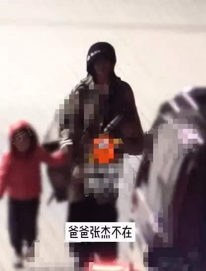 谢娜带三个女儿出门 媒体拍到谢娜为张杰庆生后，带着三个女儿逛街。小咘芽活泼好动，