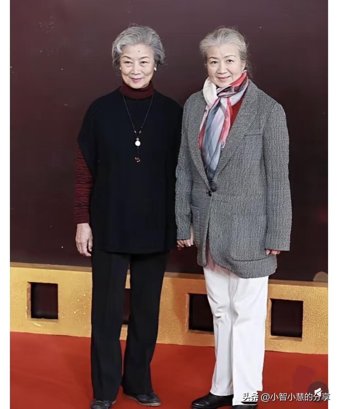 这两位女演员别看她们都是白发苍苍的老人了，这种自然优雅老去的女明星最耐看，左边的