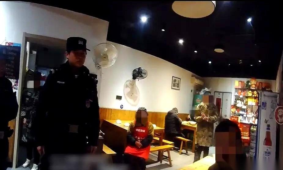 躲了一年多的饭钱，他居然自己送上门来了。
还带着俩朋友，大摇大摆地坐下点菜。
我