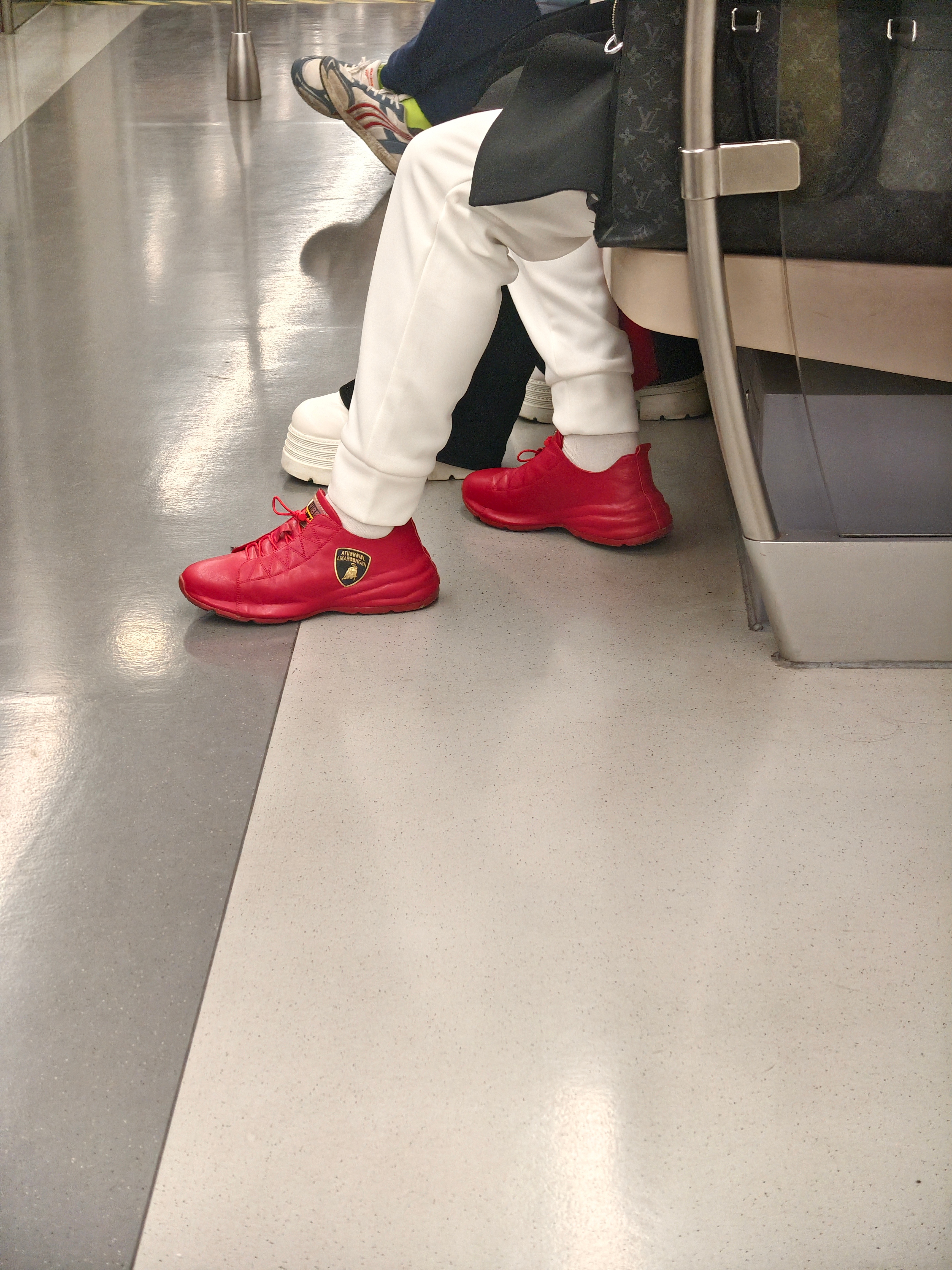 昨天双流地铁上，发现一个超级带派的老头，一身名牌，鞋子是兰博基尼定制款的，搂着一