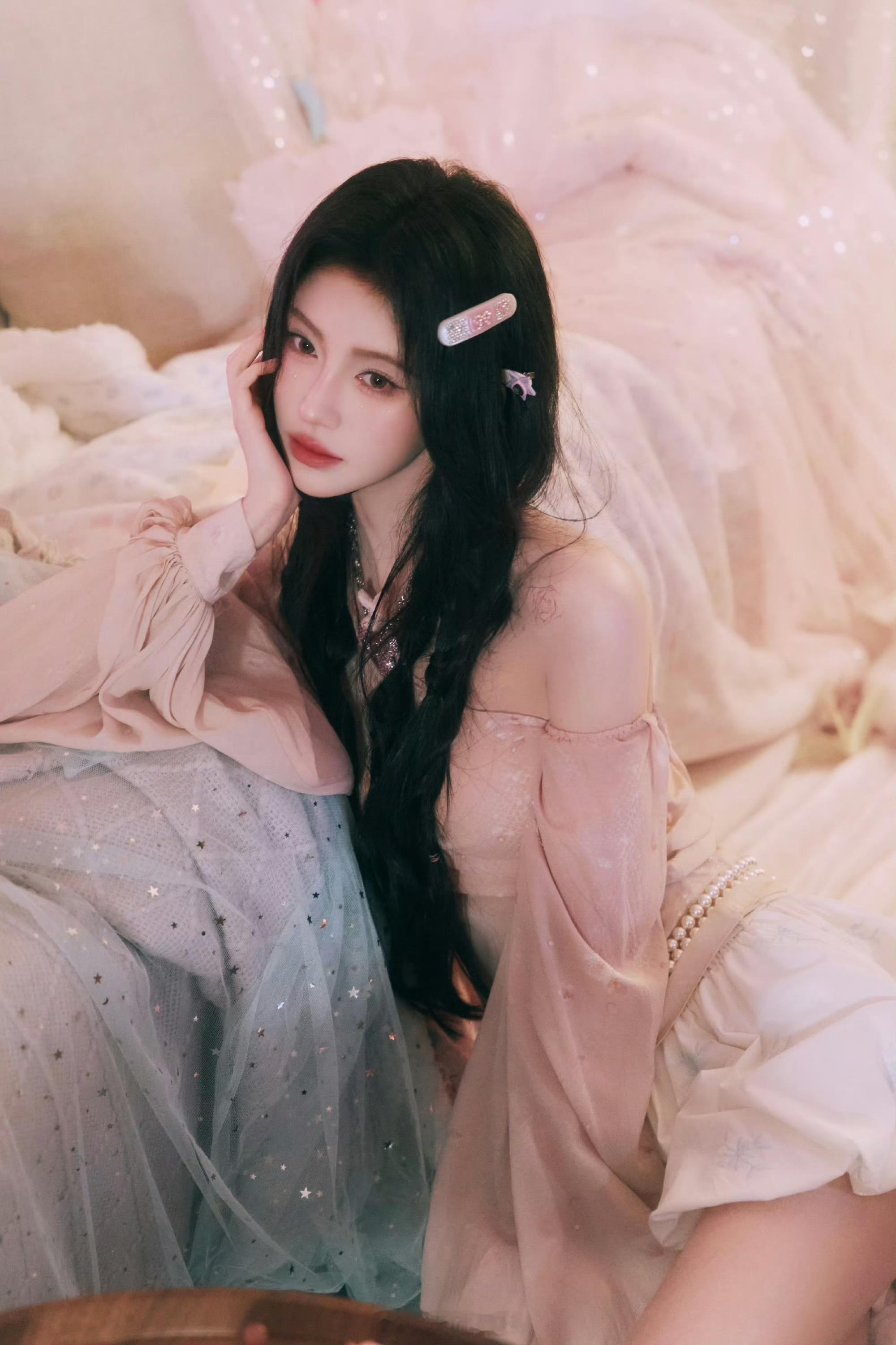 粉色毛衣化身果汁气泡、俏皮灵动——鞠婧祎。每日明星美图分享