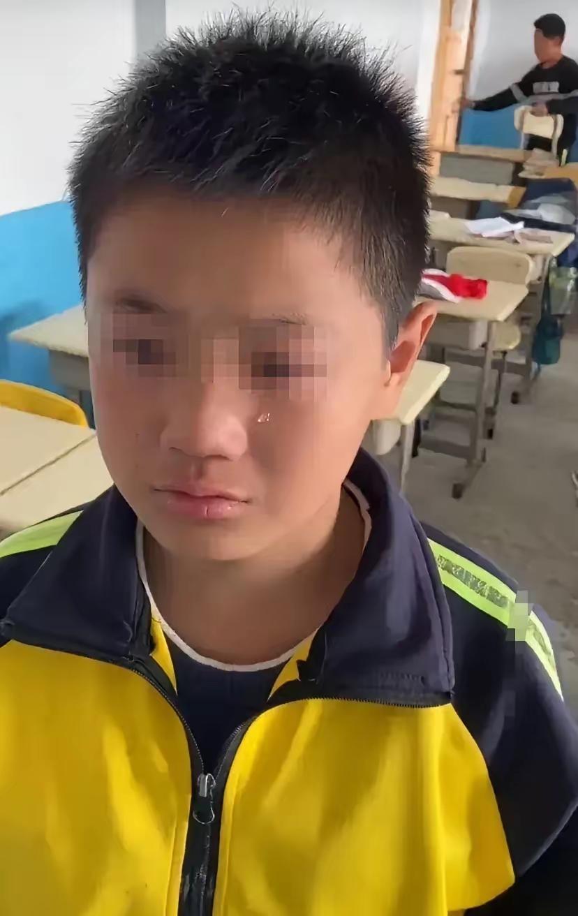 男孩在学校跟同学打了一架，老师赶紧把家长请到学校来处理。
他在手机通讯录里翻了个