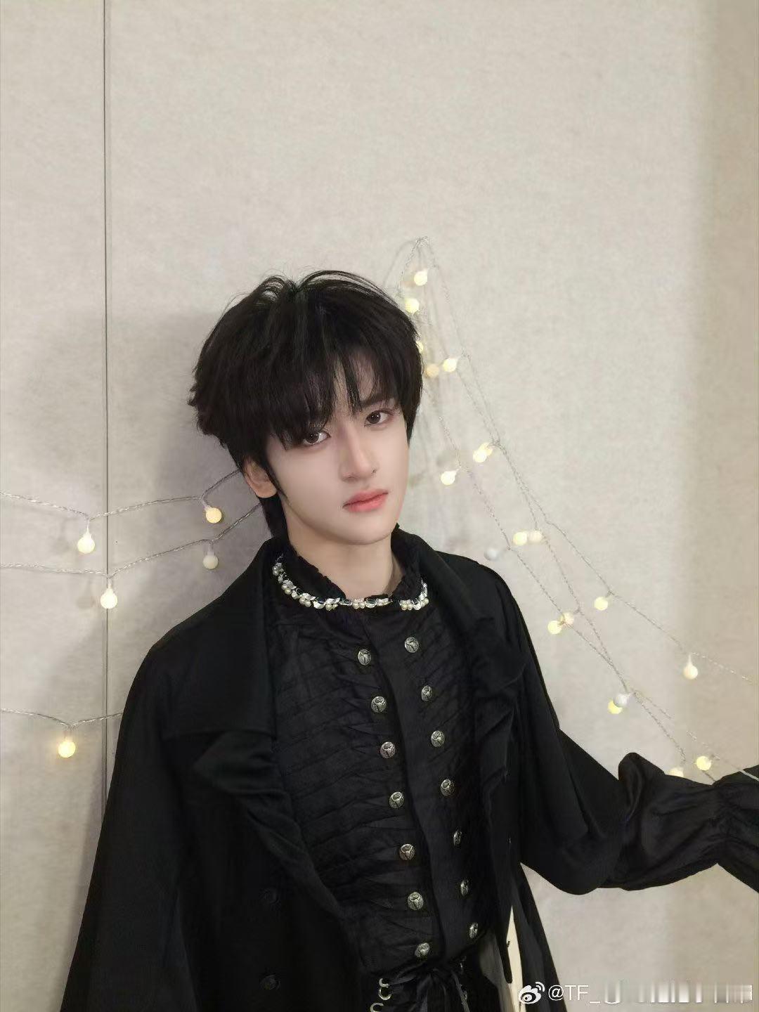 邓佳鑫 好听 邓佳鑫的高音一出来直接震撼全场，声线清亮又有爆发力，转音和高音处理