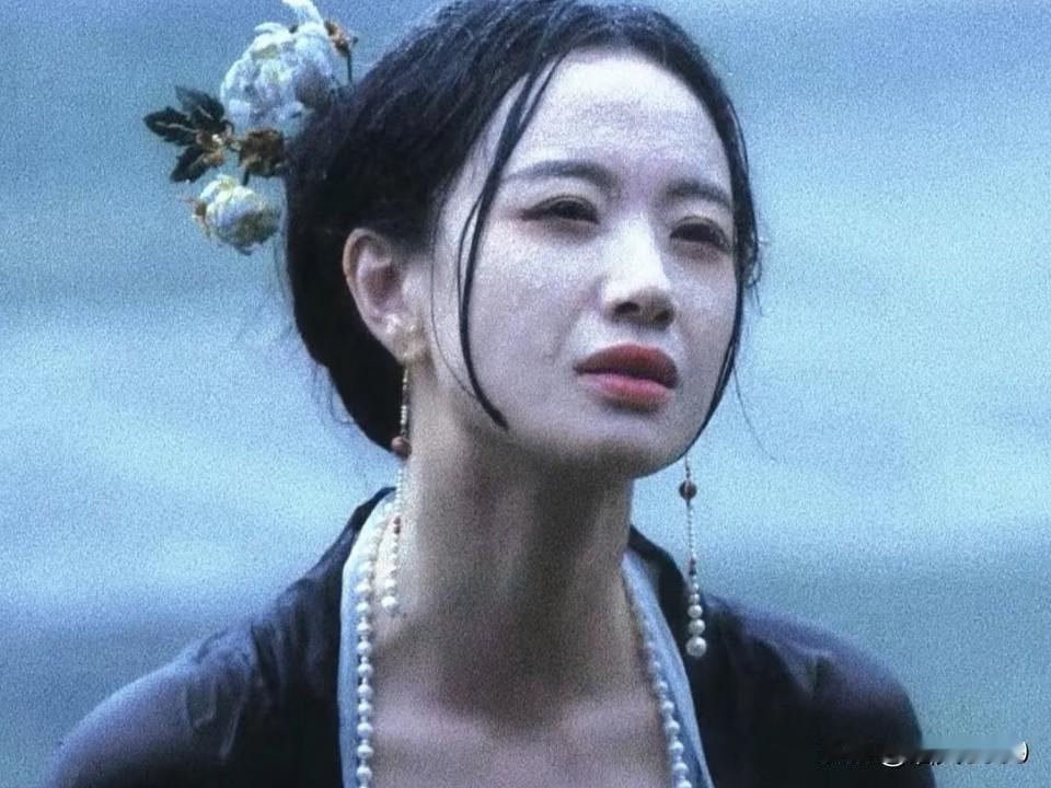 李梦这张脸，真的不是传统意义上的“一眼惊艳”。
但她一演古装，那种又野又媚、
又