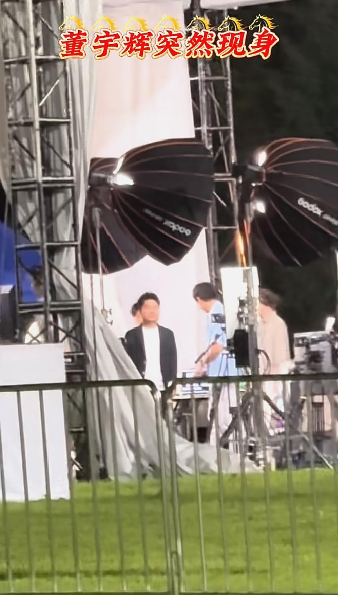 突然发现，宇辉水灵灵的出现在了长春彩排现场，旁边还有鹏鹏和盼盼。[呲牙]

好多