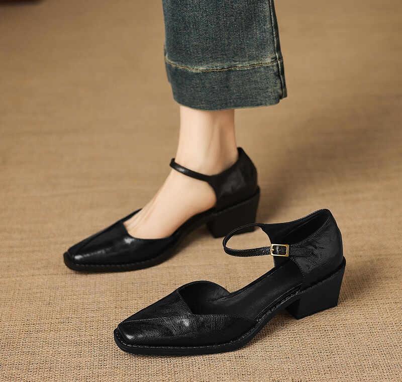 复古黑玛丽珍：通勤穿搭的高级感
不同于细跟的凌厉，这双粗跟方头鞋自带一种温润的气