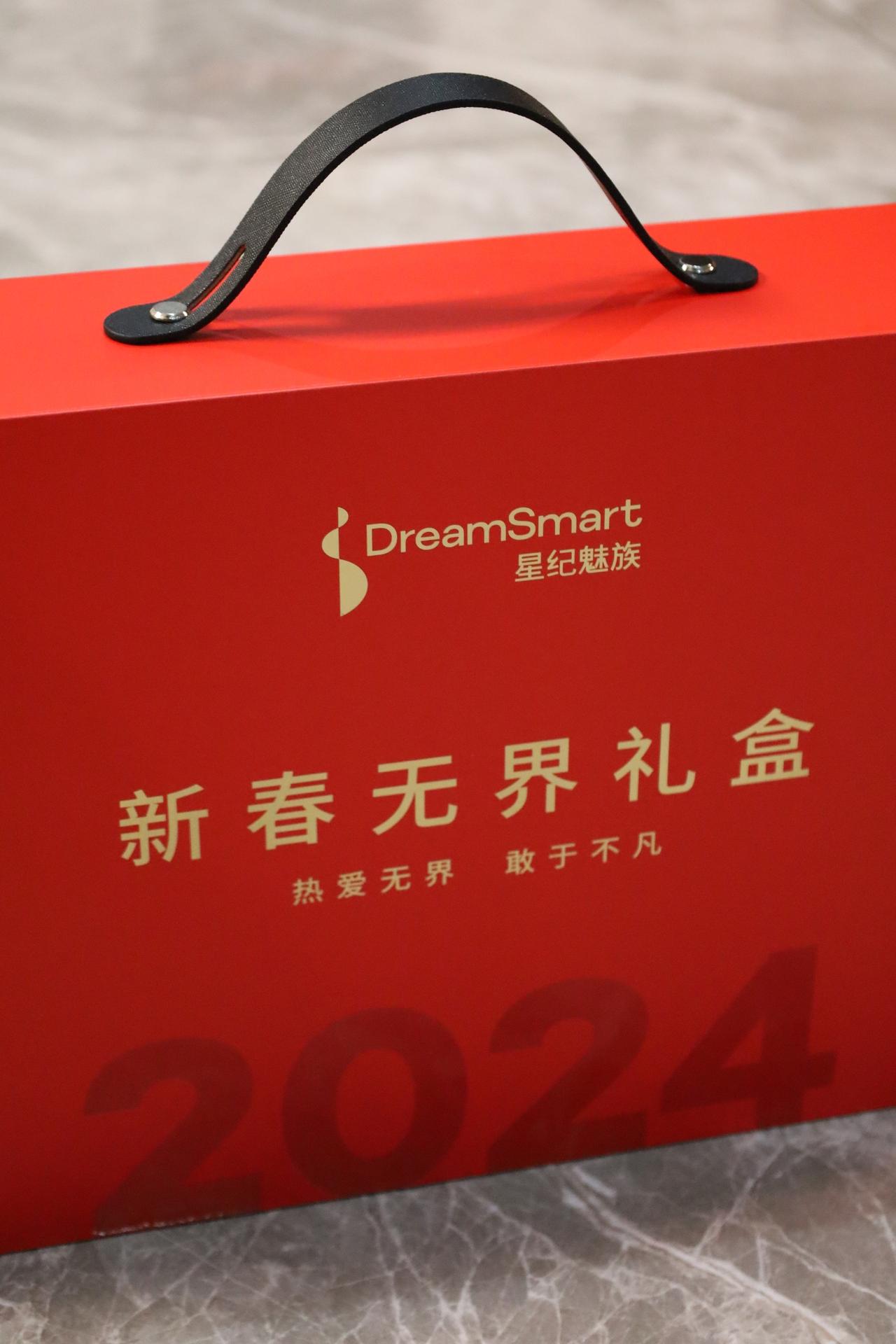 感谢魅族MEIZU的新年礼盒。
老车充也可以换新了！
期待龙年的21Pro完美登