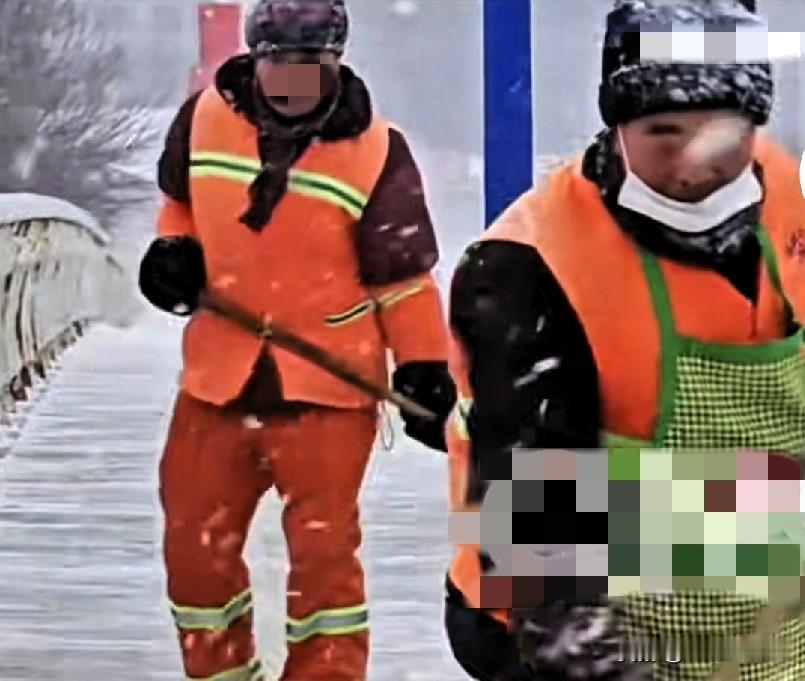 暴雪天环卫工被强制戴定位器，网传不动就罚款？官方回应了！
 

 
山西遭遇罕见