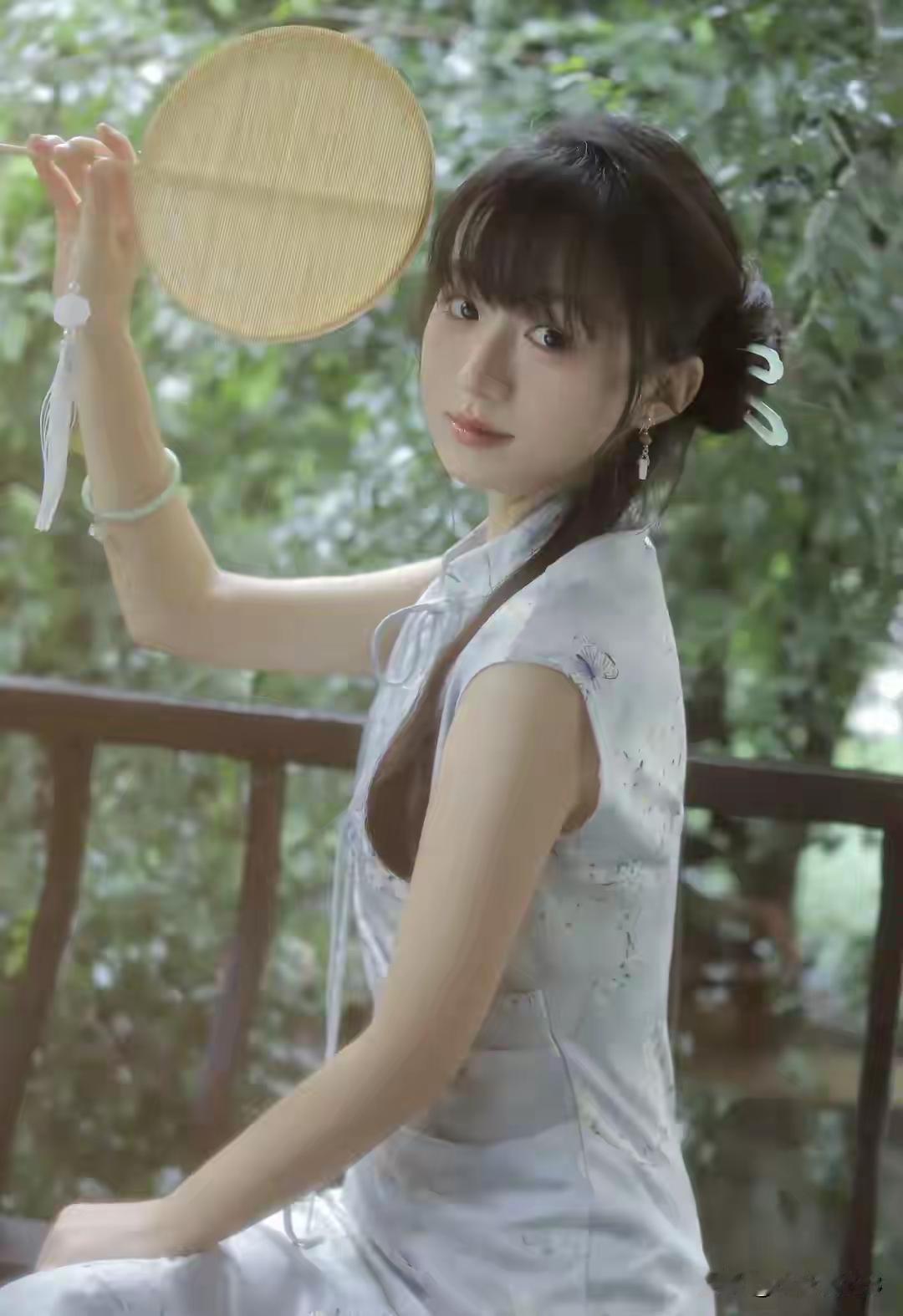 古典美人手持团扇，静坐绿意盎然之中。你认为最有气质的美女是谁 你们有没有好看的图