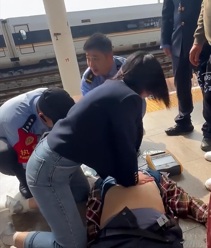 “医生负责，病人也幸运！”急诊科医生送妻子和母亲回老家，突然听到车站广播紧急寻医